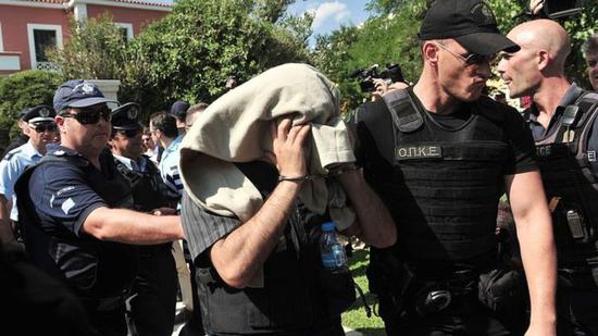 
2016年7月16日，8名土耳其士兵逃至希腊申请政治避难，被希腊逮捕。
