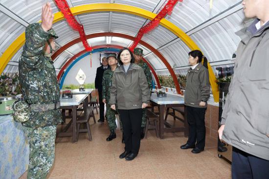 点击查看大图 蔡英文视察马祖台军 图片综合自台湾媒体