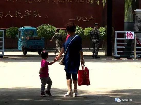 丈夫走后，平时习惯丈夫剥好煮鸡蛋再起床吃早餐的王海青，一下子陷入了无助和迷茫，生活逼着她挑起家庭的全部重担。