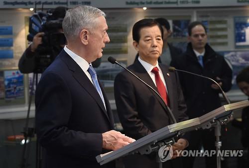 2月3日上午，在韩国国防部，美国防长马蒂斯在与韩国防长韩民求（右）会谈前发言。