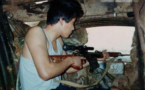 图：79/85狙击步枪，中国解放军用血交的学费。当时越军狙击手给我军造成了非常大的伤亡，一线部队的强烈要求下，国内紧急测绘、仿制了在战场上缴获的越军SVD狙击步枪。