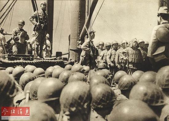 资料图:乘船前往战区的日军伞兵部队。
