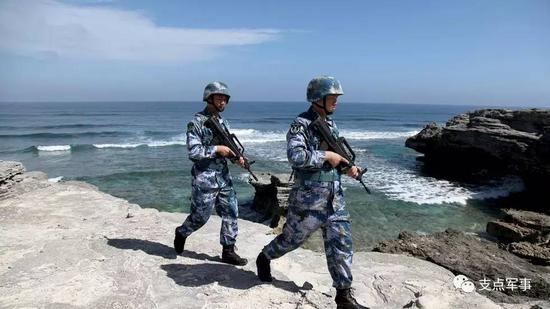 中国海军官兵在南中国海岛屿上巡逻