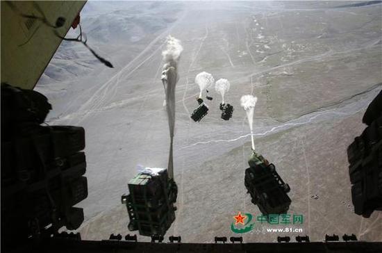 位于青海省的空降兵高原训练基地，海拔5000米，大型运输机连件空投。