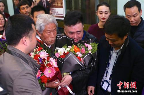 　　2月11日，王琪在亲人的陪伴下走出西安咸阳国际机场，回到阔别50余年的家乡陕西省咸阳市。中新社记者 张远 摄