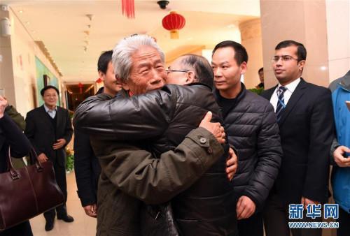 　　2月11日，在北京首都国际机场，王琪老人与前来迎接他的侄子拥抱。新华社记者 金良快 摄 图片来源：新华网