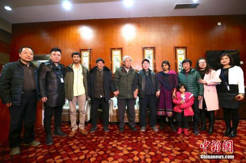 2月11日，滞留印度54年的中国老兵王琪抵陕，与亲友合影。张远 摄