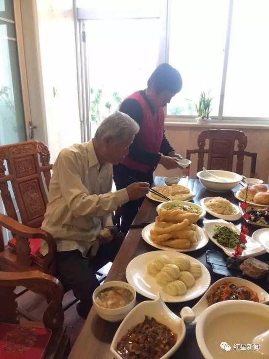 
	54年后，吃到了家乡的早餐，老人很高兴 
