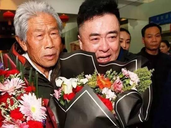 2月11日,侄子王英军与王琪激动地拥抱流泪。陈团结摄影
