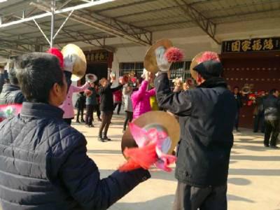 村中锣鼓队在认真排练,等候王琪归来。