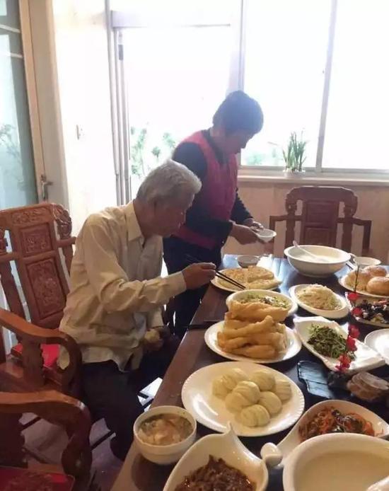 54年后吃到家乡早餐,王琪感到非常高兴。图片来自网络