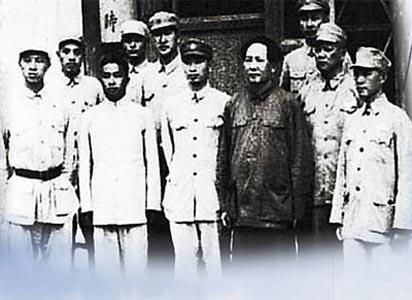 　　毛泽东在中南海接见林遵（前排左二） 资料图