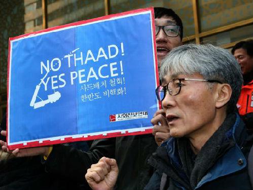 2016年12月31日，韩国民众在首尔举行集会，反对政府部署“萨德”系统。