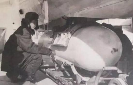图片：采用半埋式结构的强-5甲挂载氢弹。