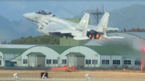 点击查看大图 1月9日解放军6架轰-6通过对马海峡时,空自紧急出动多个基地,单纯依靠那霸基地的执勤战斗机应对解放军军机已经捉襟见肘