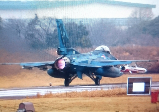 点击查看大图 起飞的F-2以外侧挂架挂载XASM-3