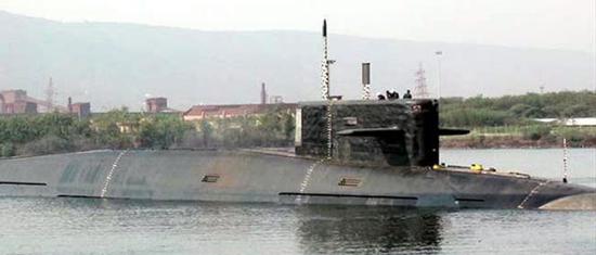 印度“歼敌者”号核潜艇的动力系统是俄罗斯的“阉割版”，根本不能支持该艇发展到091经过多次现代化改装后那样的程度，可以说从一开始就被人装上了“玻璃天花板”，未来发展恐怕前景不妙