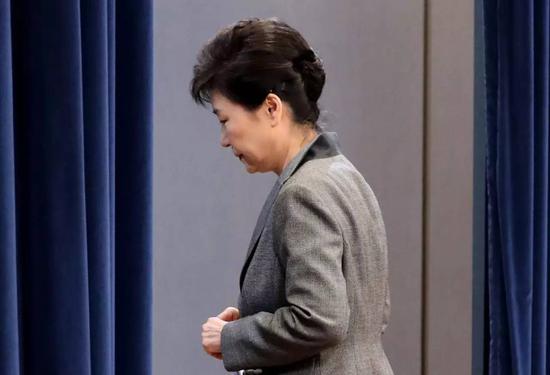 韩国宪法法院八名法官的一致决定,使朴瑾惠成为韩国历史上第一位被弹劾下台的总统。朴瑾惠在韩国现代政治史上开创了许多第一: