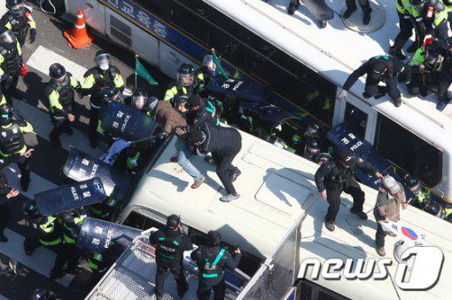 欢呼的“倒朴”民众和跟警察发生冲突的“挺朴”民众