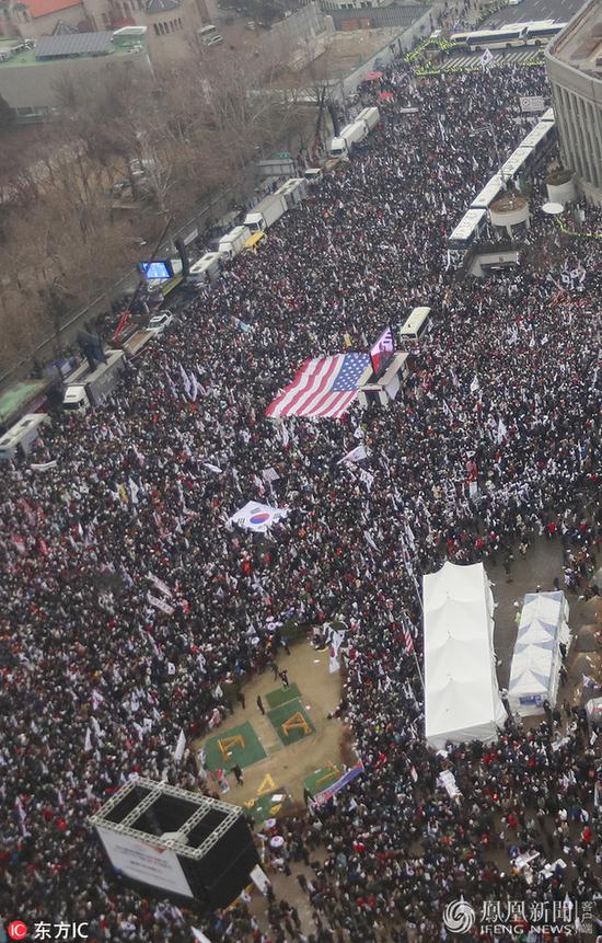 “挺朴”集会出现巨幅美国国旗