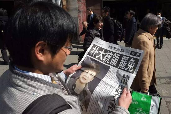 韩总统朴槿惠被弹劾下台,日本报纸出号外报道