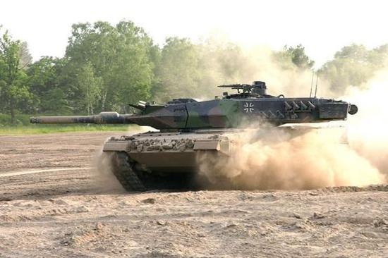 德国“豹2”急速行驶，马力强劲