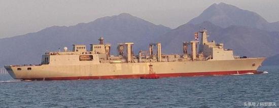 网友拍摄到的901型综合补给舰海试照片。图片来自网络搜索，感谢原作者。