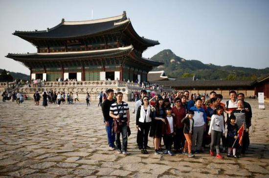 2016年10月,首尔,中国游客在景福宫拍照留念。(路透社)