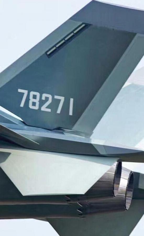 网络上曝光的J-20量产型尾部照片，根据机号判断，该机应当隶属于西北某试训中心某旅