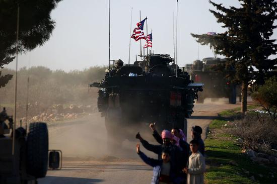 上周末,美国装甲车在叙利亚北部曼比季(Manbij)