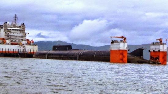 海洋石油278半潜船搭载着俄罗斯海军一艘奥斯卡级核潜艇