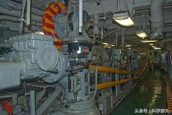 图片:布置在甲板下面的航母拦阻机系统。