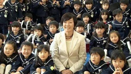 安倍昭惠访问冢本幼儿园