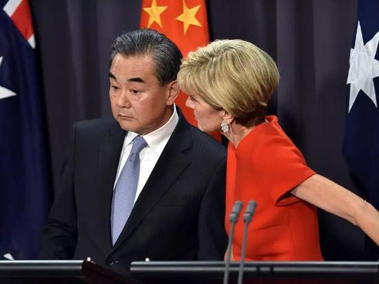 2017年2月7日,澳大利亚首都堪培拉,中国外交部长王毅(左)与澳大利亚外长毕晓普举行第四轮中澳外交与战略对话。
