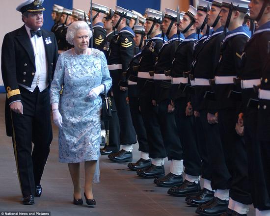 
	英国女王曾在英国海军准将汤姆·康宁汉姆（Tom Cunningham）的陪同下检阅“卓越号”