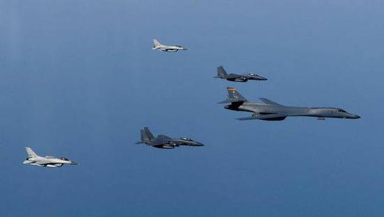 闯入中国南海的美军B-1B战略轰炸机及伴飞的战机