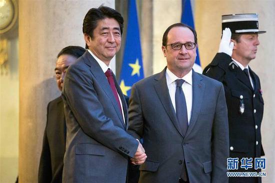 　　3月20日，法国总统奥朗德（前右）在巴黎爱丽舍宫与到访的日本首相安倍晋三握手。