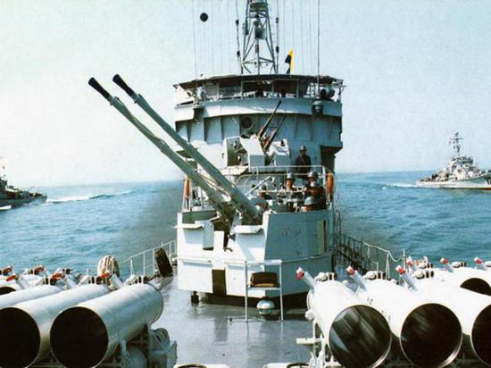 图片：安装在037猎潜艇上的66式双57舰炮，可以和上面051驱逐舰上的76式双57舰炮对比，护盾更加方正，棱角更加分明。