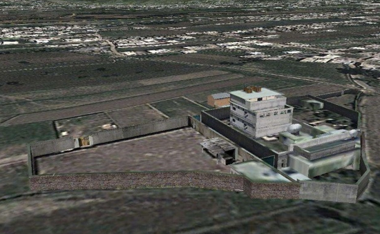 
	卫星地图上复原的本·拉登住所，对比上图的训练场地，几乎如出一辙。事实上，这也是南疆、中亚地区的常见建筑 
