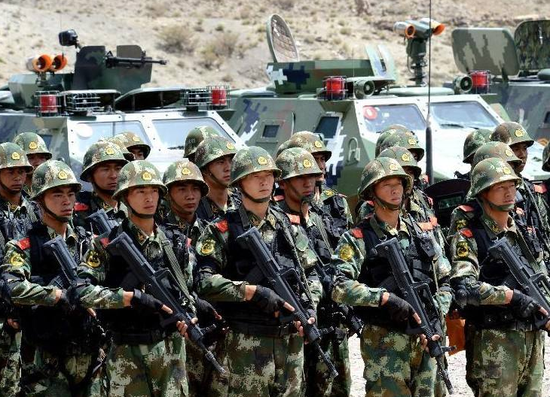 
	参与上合组织联合反恐演习的新疆武警喀什支队官兵，请注意他们身上的原版95步枪和老式装具 
