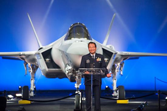 点击查看大图
现代战斗机的进攻和防御性质已经开始模糊,F-35本身就有不俗的对地攻击能力