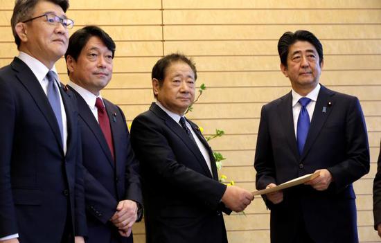 点击查看大图
3月30日在东京总理办公室,自民党向安倍递交建议