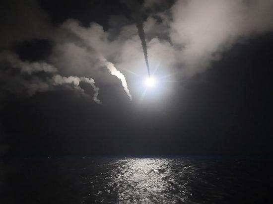 美海军从停在地中海区域的波特号和罗斯号驱逐舰上发射巡航导弹