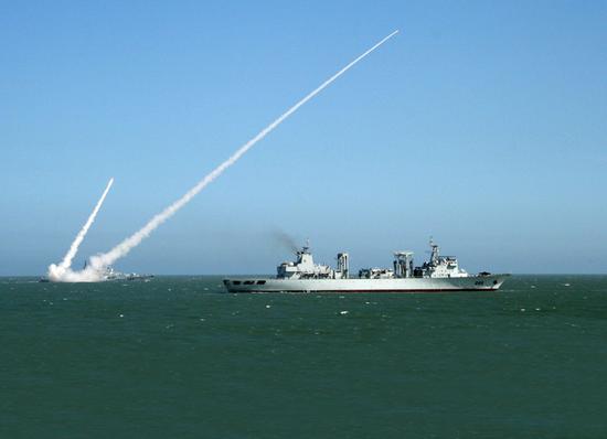 点击查看大图 137舰发射防空导弹(资料图)