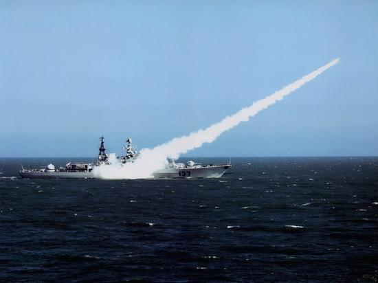 点击查看大图 137舰发射防空导弹(资料图)