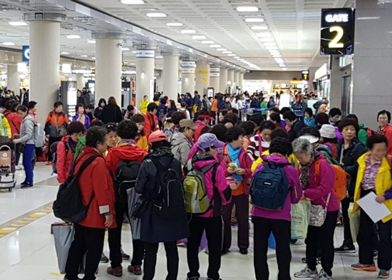 
	济州岛机场挤满韩国国内游客 

