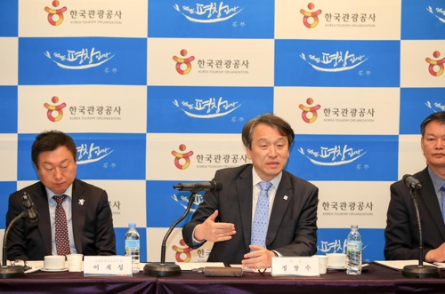 点击查看大图 4月12日,韩国观光公社社长郑昌洙(中)在记者会上答问