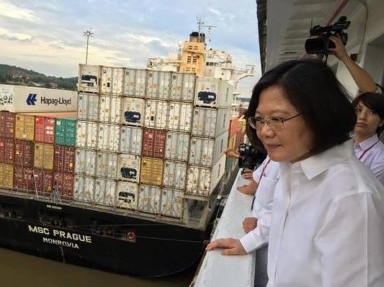 蔡英文2016年6月参访巴拿马运河水闸。(图片来源:台媒资料图)