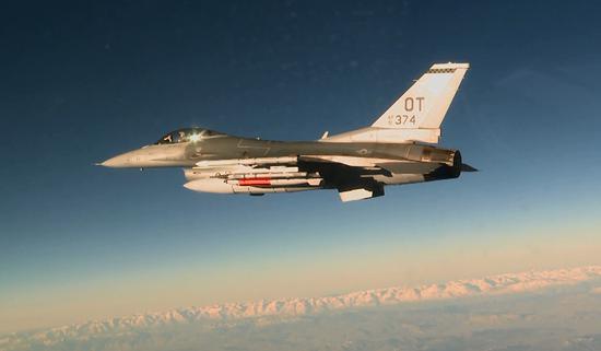 
	此次执行测试的是一架F-16战机，这也是F-16首次执行B61战术核弹投掷试验 
