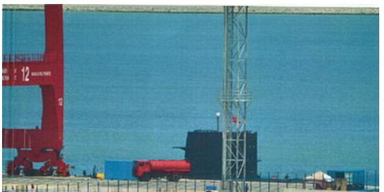 出现在斯里兰卡码头的中国潜艇